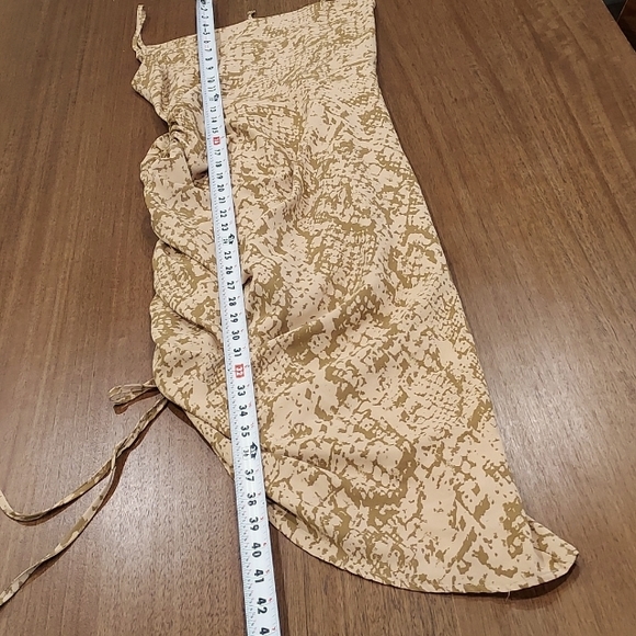 Cut-out Dress With Rouched Side - Picture 12 of 13